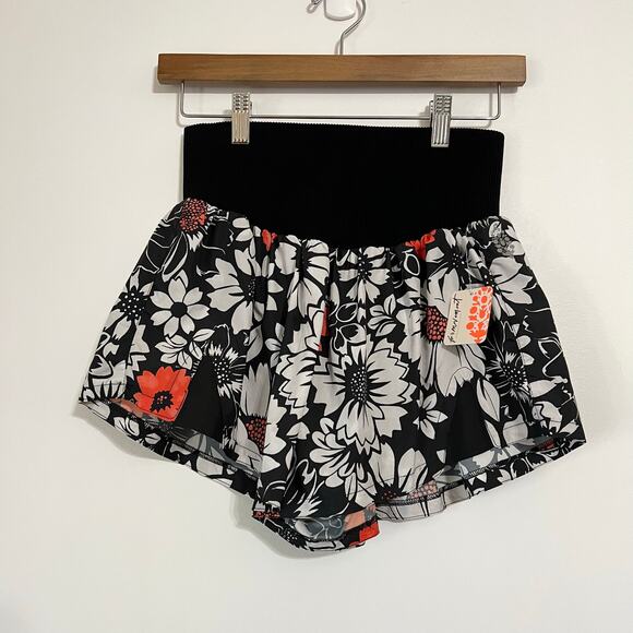 NWT Free People Movement Carpe Diem Shorts in Tuxedo Daisy - Picture 4 of 10